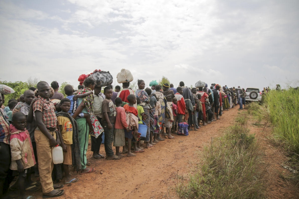 Des demandeurs d'asile congolais font la queue pour subir un contrôle de sécurité et de santé à Zombo, près de la frontière entre l'Ouganda et la République démocratique du Congo.