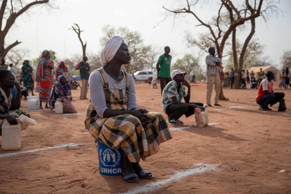 Des réfugiés soudanais se tiennent à distance les uns des autres lors d'une distribution de nourriture et de savon au camp d'Ajuong Thok au Soudan du Sud, en avril 2020. 