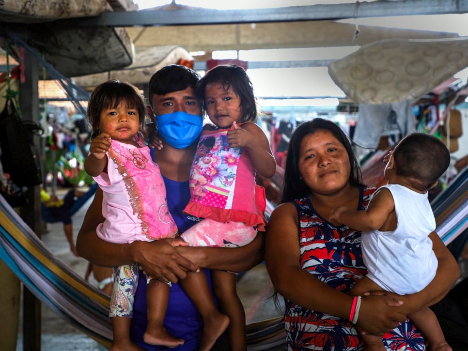 La famille Mata, des indigènes Warao du Venezuela, est photographiée au refuge Pintolandia à Boa Vista, au Brésil. Dialisa, mère de trois enfants, a récemment récupéré du Covid-19. 