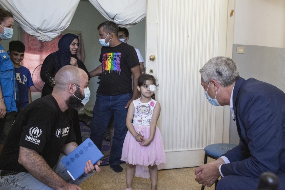 غراندي يلتقي سما الحمد، 6 سنوات، وهي طفلة سورية أصيبت عينها بجروح بالغة في الانفجار.