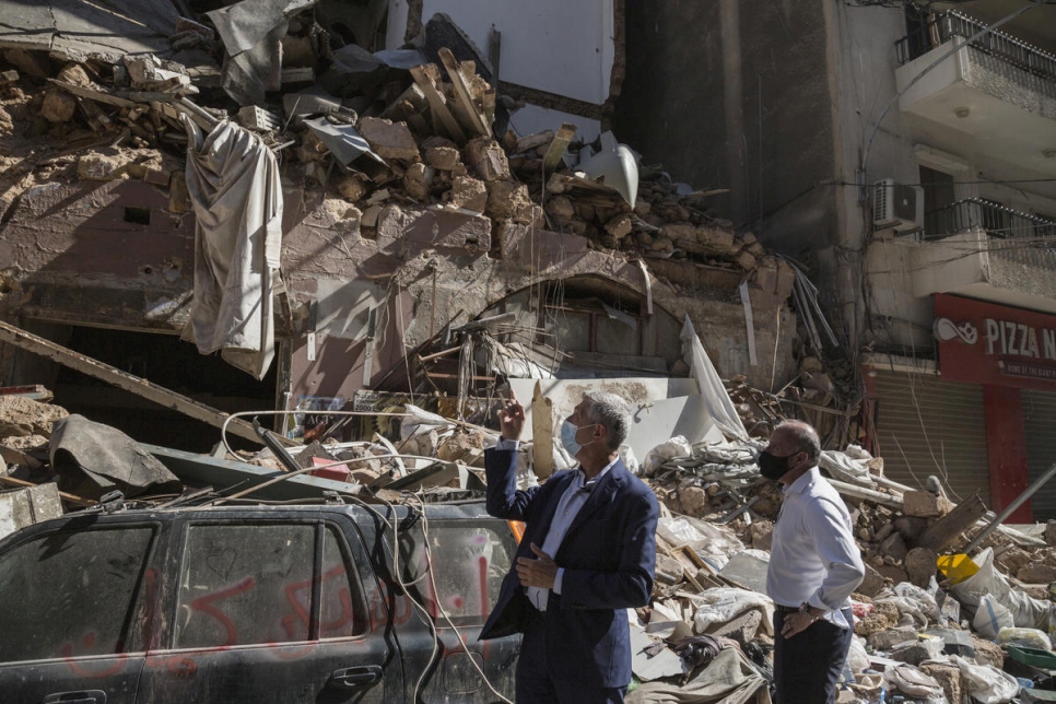 غراندي يزور الأحياء المتضررة بشدة في وسط بيروت بالقرب من مركز الانفجار.