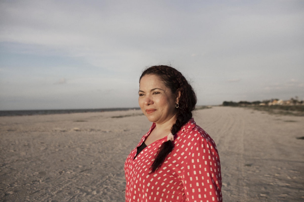 الحائزة على جائزة نانسن للاجئ لعام 2020، مايرلين فيرغارا بيريز، على الشاطئ في مدينة ريوهاتشا، لاغواخيرا، كولومبيا. 