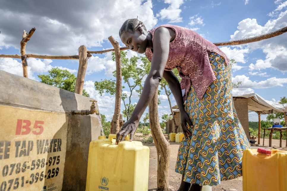 Une réfugiée sud-soudanaise collecte de l'eau à l'installation de réfugiés de Bidibidi, dans le district de Yumbe au nord de l'Ouganda. 2 mai 2017. 