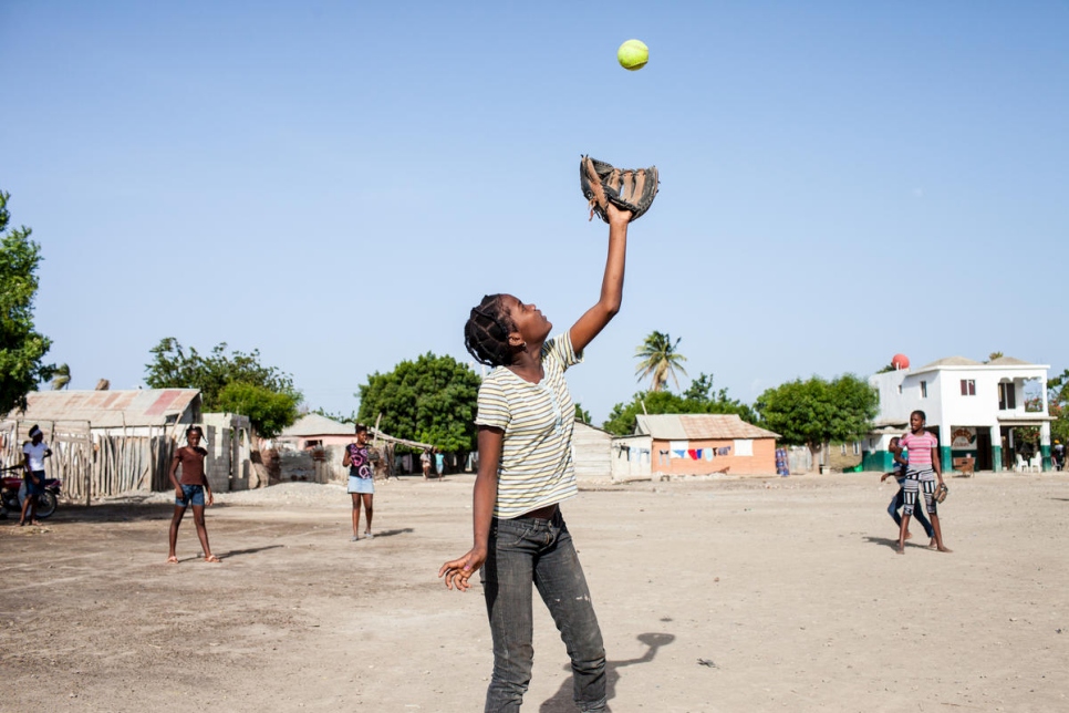 Des jeunes filles d'origine haïtienne jouent au baseball à Tamayo, en République dominicaine. Juillet 2015. 