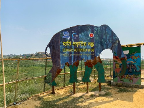 Un panneau dans le camp de réfugiés de Kutupalong au Bangladesh sensibilise aux éléphants.