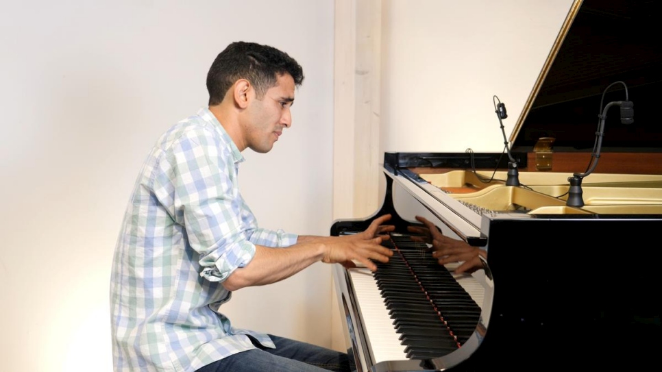 أيهم أحمد، "عازف البيانو في اليرموك"، يسجل عرضه لجائزة نانسن في كاسل بألمانيا.