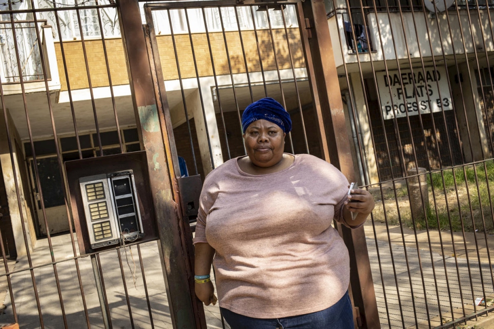 المتطوعة الجنوب إفريقية ديزيريه تغادر المبنى الذي تقيم فيه في بريتوريا لتوزيع الطعام في الشوارع وفي المراكز المجتمعية.