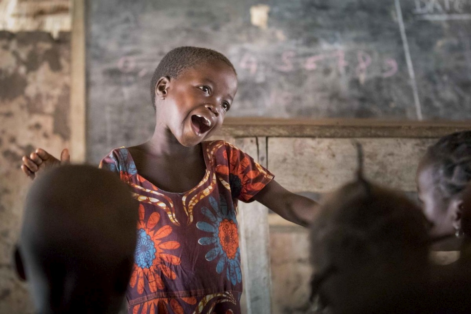 Gambolipai Martha, six ans, dirige ses camarades de classe maternelle lors d'une chanson, dans le camp de réfugiés de Makpandu, au Soudan du Sud.