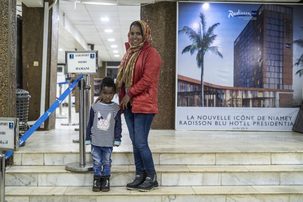 Une famille de réfugiés arrive à l'aéroport international Diori Hamani de Niamey, au Niger, suite à un vol d'évacuation du HCR en provenance de Libye en avril 2019. 
