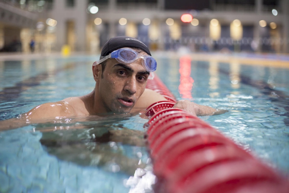 Le nageur paralympique et réfugié Ibrahim al-Hussein s'entraîne dans une piscine d'Athènes en vue des Jeux paralympiques de Rio 2016