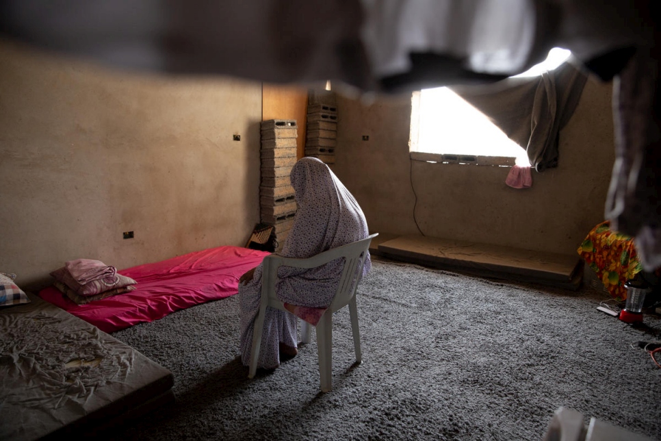 صورة لحنان وهي تصلي في منزلها المؤقت في العاصمة الليبية طرابلس.
