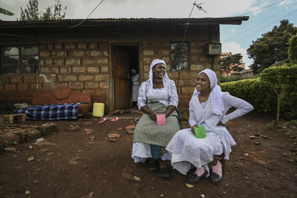 نوسيزي روبن (إلى اليمين)، تتحدث إلى والدتها أنجلينا خارج منزله العائلة في كينو، كينيا.