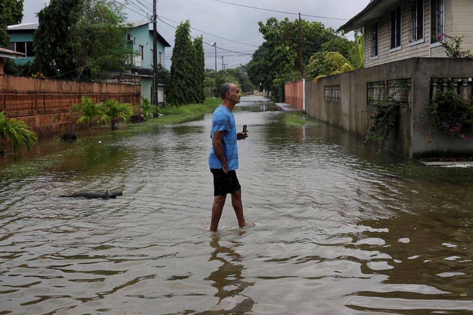 Un habitant emprunte une rue inondée lors de l'approche de l'ouragan Eta à Tela, au Honduras. 3 novembre 2020. 