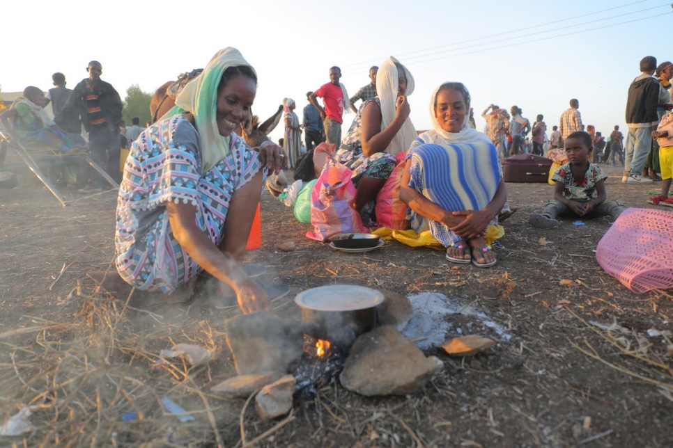 لاجئون إثيوبيون يعدون الطعام على النار في حمداييت، السودان.