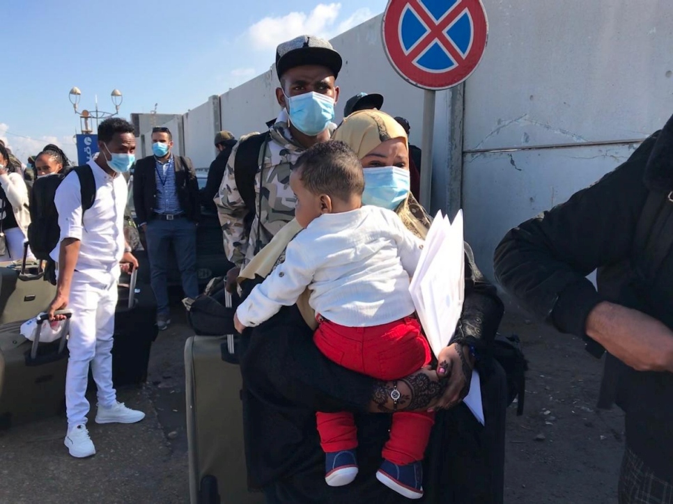 Le groupe de 79 demandeurs d'asile arrive par bus à l'aéroport international de Tripoli. Parmi eux se trouvent les membres de cette famille somalienne, Fawaz, 21 ans, Adnan, 4 mois, et Farah, 24 ans. 