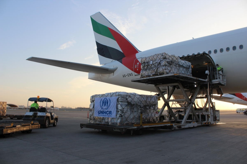 Du matériel de secours provenant de l'entrepôt du HCR à Dubaï sont chargés dans un avion-cargo à l'aéroport de Dubaï pour être acheminés vers le Soudan, où des dizaines de milliers de réfugiés éthiopiens ont fui ces dernières semaines. 