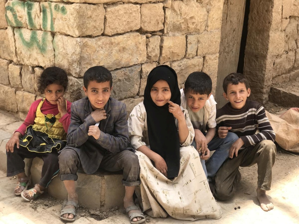 Des enfants déplacés yéménites jouent dans la vieille ville d'Amran. Juillet 2017. 