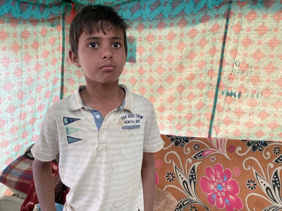 Un jeune déplacé yéménite de 12 ans se tient à l'intérieur de la tente qu'il partage avec sa famille sur un site d'accueil des déplacés internes à Marib, au Yémen, en mars 2020. 