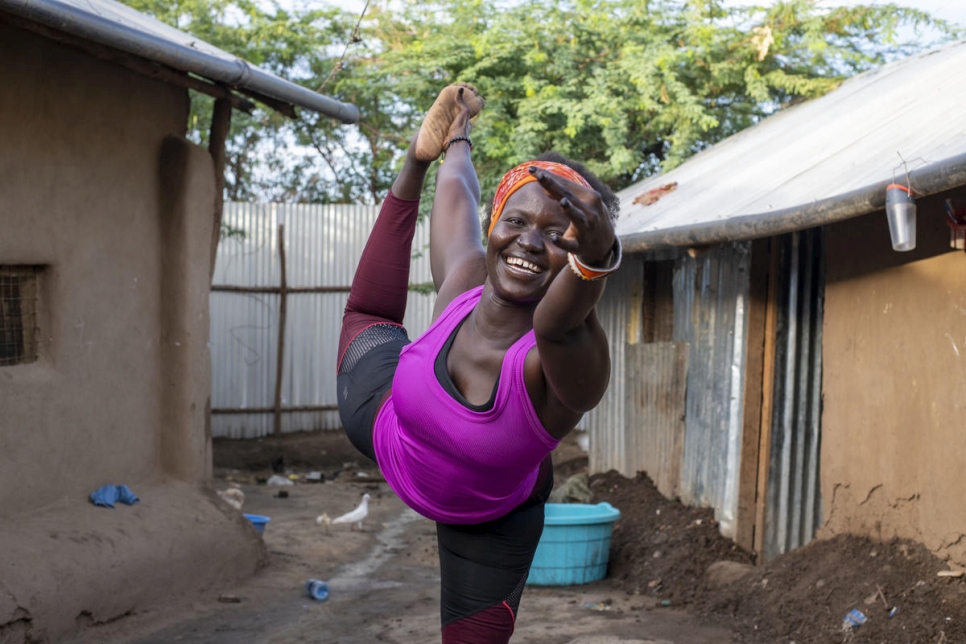 Rita Brown, réfugiée ougandaise et professeure de yoga, exécute un mouvement de yoga devant son logement dans le camp de Kakuma, au Kenya.
