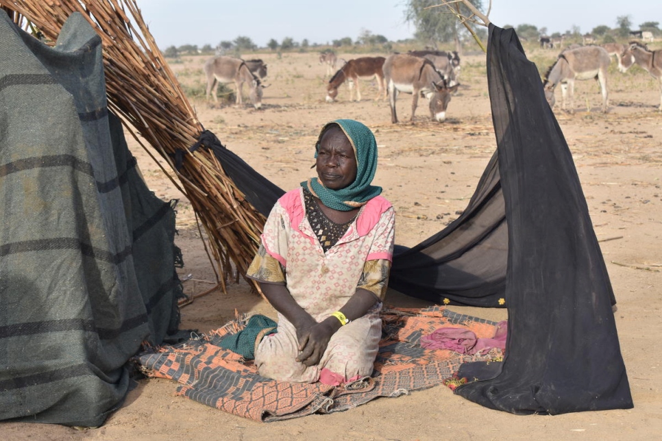 Aziza Adam Saleh, 53 ans, veuve et réfugiée originaire du Darfour au Soudan, est agenouillée devant un petit abri de fortune à Ardébé, au Tchad. Janvier 2020.  