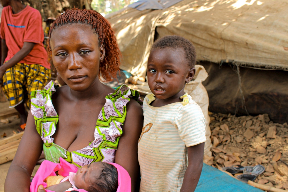 Une réfugiée centrafricaine avec ses enfants devant un abri de fortune dans le village de Ndu, en République démocratique du Congo. 