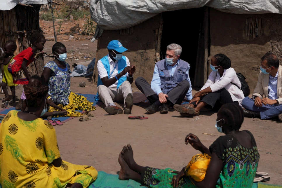 المفوض السامي فيليبو غراندي وموظفون في المفوضية يلتقون بالعائدين من جنوب السودان في بينتيو.