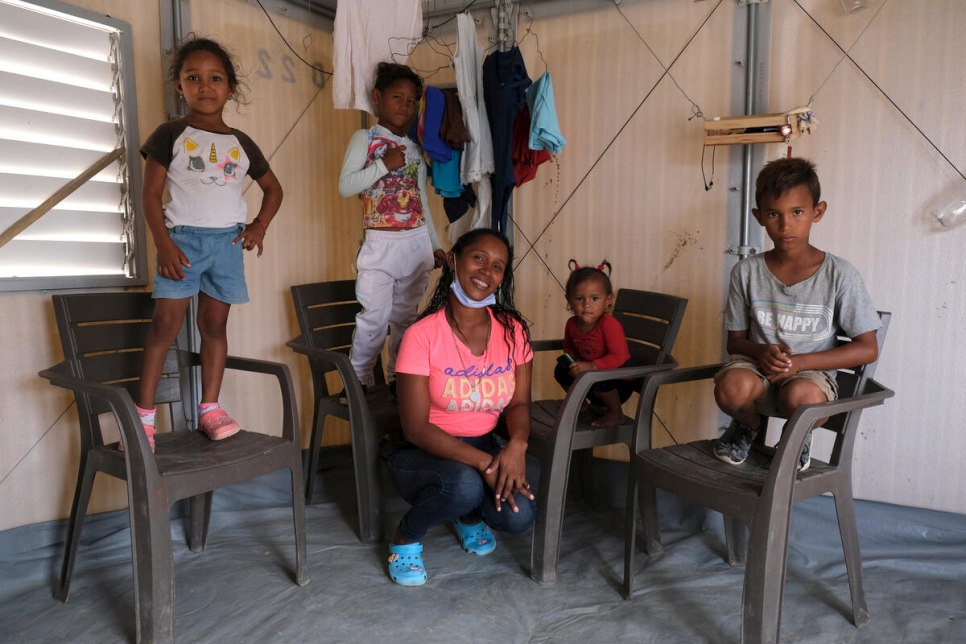 بعد قرابة أسبوع من النوم في محطة للحافلات، وجدت فيرونيكا وأطفالها الأربعة مأوى لهم في مركز المساعدة المتكاملة في مايكاو، كولومبيا.