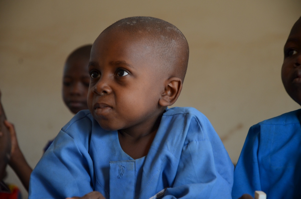 Azaiya est assis au premier rang de sa classe dans la localité d'Ikyogen, au Nigéria. 