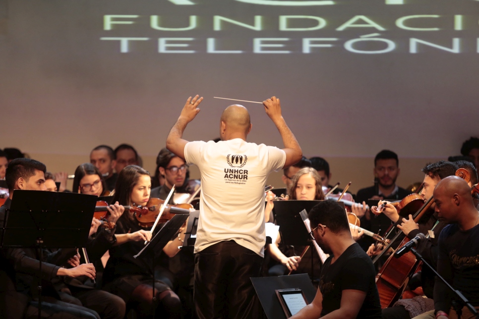 L'orchestre de la « Fundación Música para la Integración », dirigé par le chef d'orchestre vénézuélien Simón Arias, se produit à l'auditorium de la Fundación Telefónica à Santiago du Chili.  