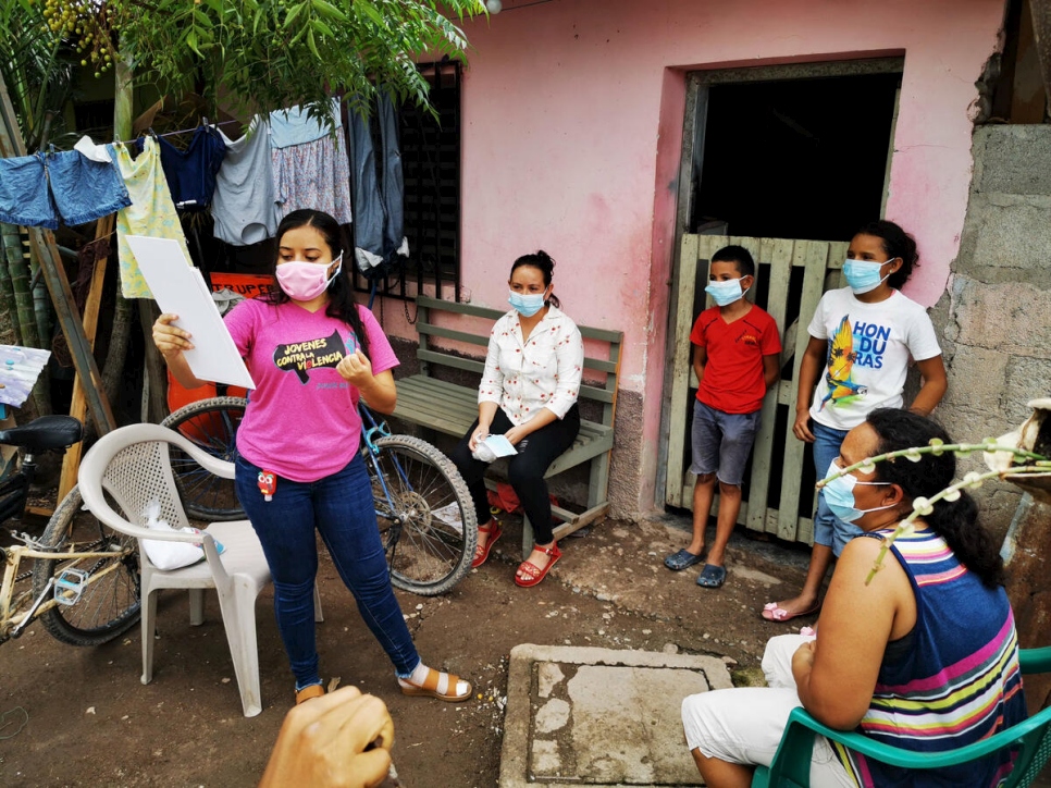 « Jóvenes Contra la Violencia » fournit des informations sur la prévention et la protection du Covid-19 à une famille à Tegucigalpa, au Honduras. 