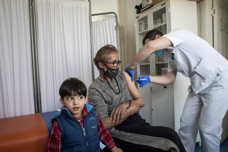 Un résident d'un centre d'hébergement pour les demandeurs d'asile situé dans la banlieue de Belgrade reçoit le vaccin contre le Covid-19. 