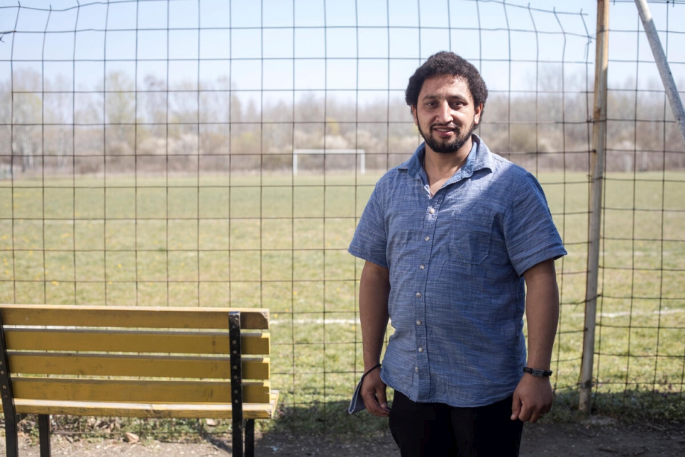 محمد رسولي، من سكان مركز كرنيكا للاجئين خارج بلغراد، بعد تلقيه جرعة من لقاح فيروس كورونا.