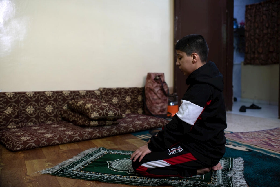 علي، 12 عاماً، يصلي في منزله قبل حلول شهر رمضان المبارك.