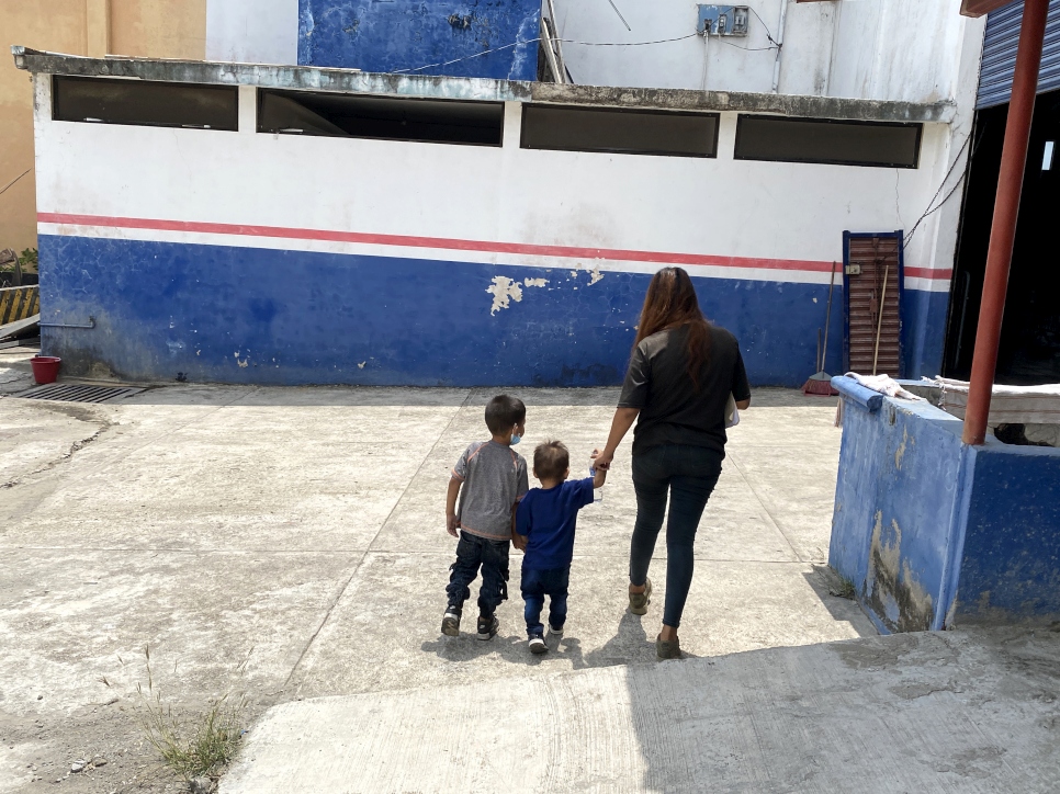 Une mère salvadorienne et ses deux jeunes enfants photographiés ici dans un centre d'enregistrement du HCR au sud du Mexique. 
