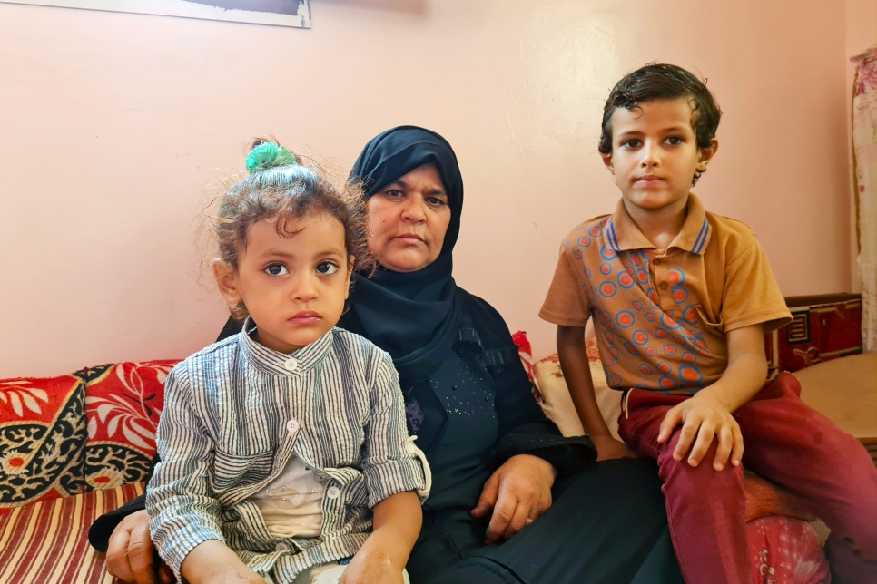 Mariam et ses petits-enfants chez eux à Marib. Ils avaient rejoint cette ville en janvier dernier après avoir fui les violences à Raima. 