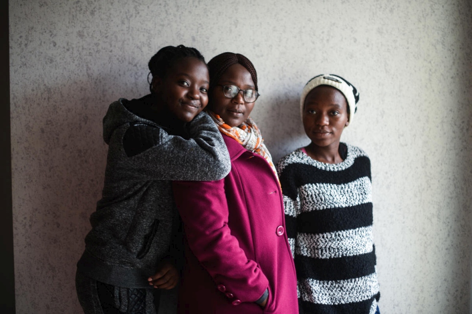 Une famille congolaise réunie : Estelle, Grace et Eliane (de gauche à droite) sont photographiées ici près de l'entrée de leur appartement à Dijon en France. 
