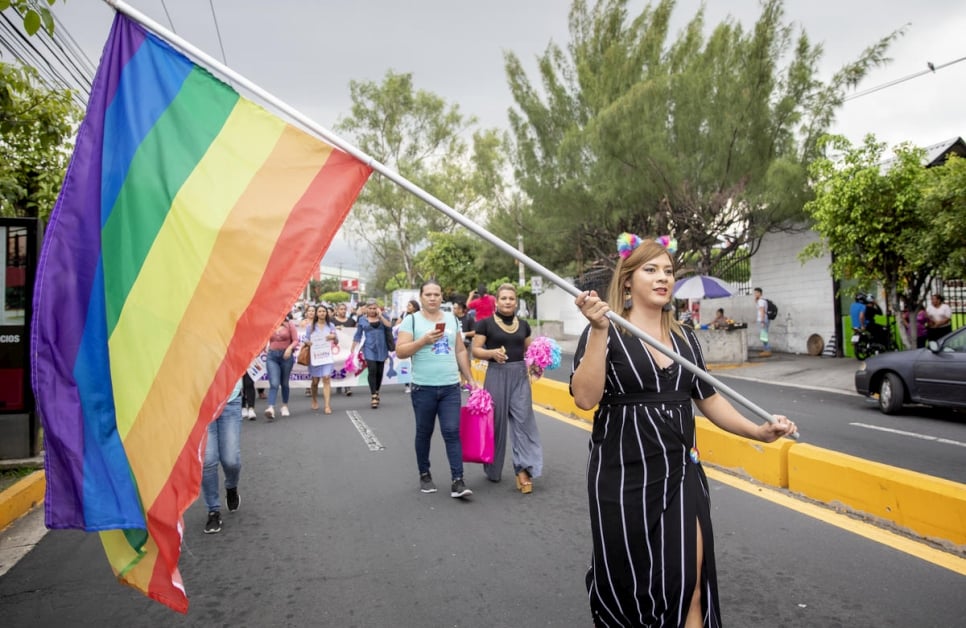 La militante LGBTIQ+ Bianka Rodriguez défile avec un drapeau arc-en-ciel lors d'une Gay Pride à San Salvador, au Salvador. 