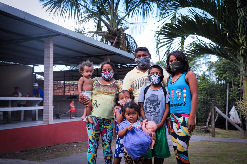 Une famille vénézuélienne récemment arrivée dans un centre d'hébergement géré par les Nations Unies à Manaus, au nord du Brésil. 