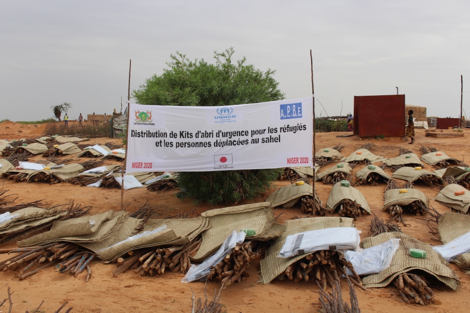 Des kits d'abris sont prêts à être distribués aux réfugiés et aux déplacés internes à Ouallam, au Niger.  
