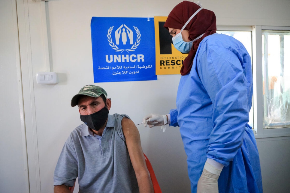 Basil, un réfugié syrien âgé de 35 ans, reçoit le vaccin contre le Covid-19 dans un centre de vaccination du camp de Zaatari, en Jordanie.