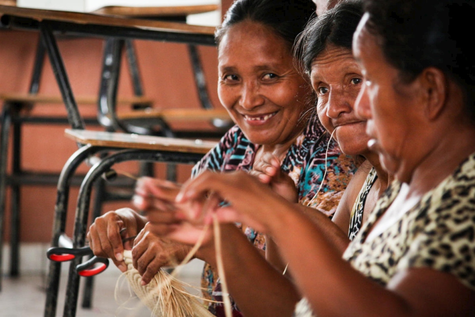 Des réfugiées membres de la communauté vénézuélienne autochtone warao confectionnent à la main des produits d'artisanat à Manaus, dans le nord-ouest du Brésil. 


