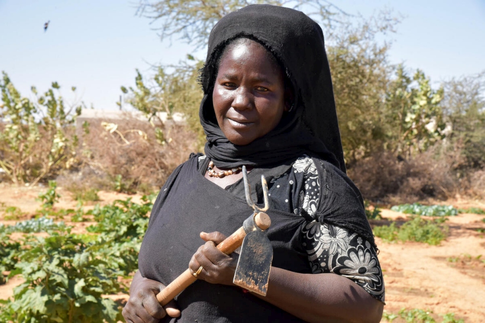 
Zeina, a Malian refugee, grows vegetables in Mbera refugee camp. Her family farmed in Mali but she learned new techniques in Mauritania.