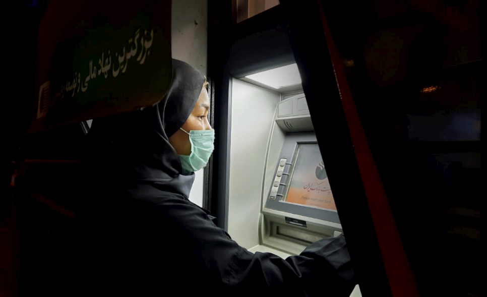 Avant le nouveau dispositif sur les services bancaires, la plupart des réfugiés afghans en Iran ne pouvaient pas retirer des espèces aux distributeurs automatiques ni effectuer des paiements en ligne. 