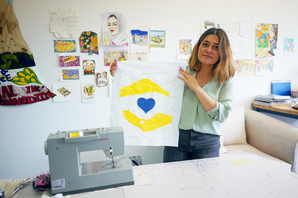 Hangama Amiri, artiste canadienne d'origine afghane et ancienne réfugiée, a conçu l'émoji Twitter pour la Journée mondiale 2021 du réfugié.  