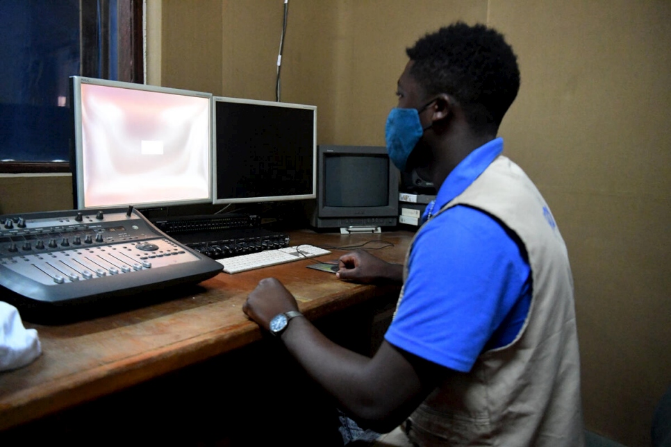Emmanuel, l'un des journalistes réfugiés engagés dans la création d'une nouvelle émission de radio pour les réfugiés, finalise son interview dans le studio de montage du CIRTEF. 