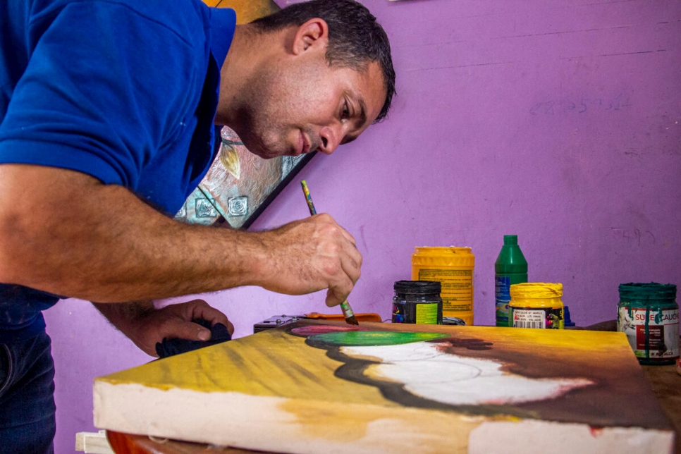 José Soto peint dans son atelier à Ibarra, en Équateur. Il travaillait en tant qu'artiste dans son pays, le Venezuela.  
