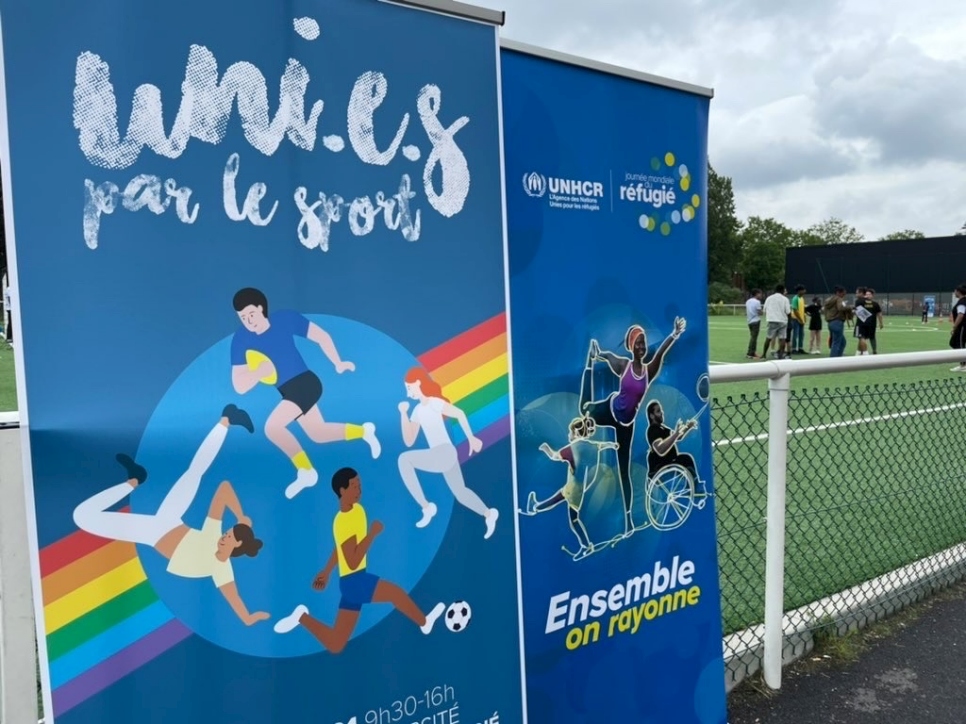 Rencontre sportive entre des jeunes réfugiés et des jeunes locaux au stade des fillettes à paris, à l'occasion de la Journée mondiale du réfugié 2021.