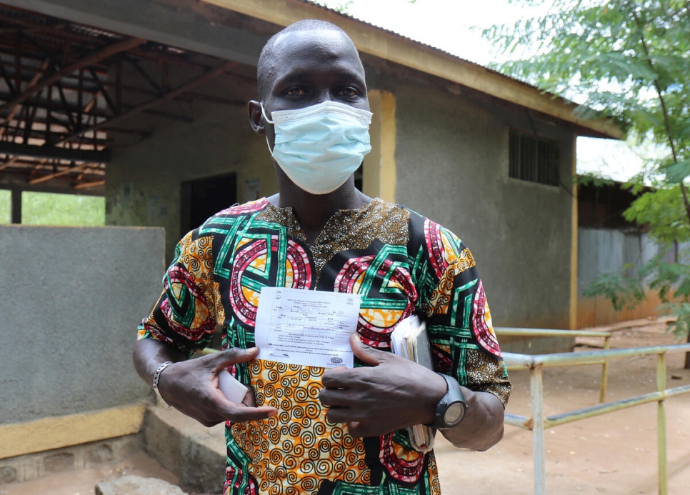 Tut Yiech, un représentant des réfugiés sud-soudanais, affiche la preuve de sa vaccination contre le Covid19 dans le camp de réfugiés de Jewi à Gambella, en Éthiopie. 