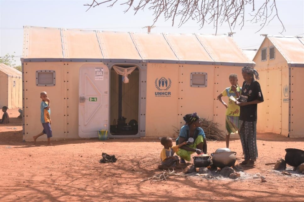 Des déplacés internes vivent dans un site d'accueil à Ouahigouya, au Burkina Faso. 
