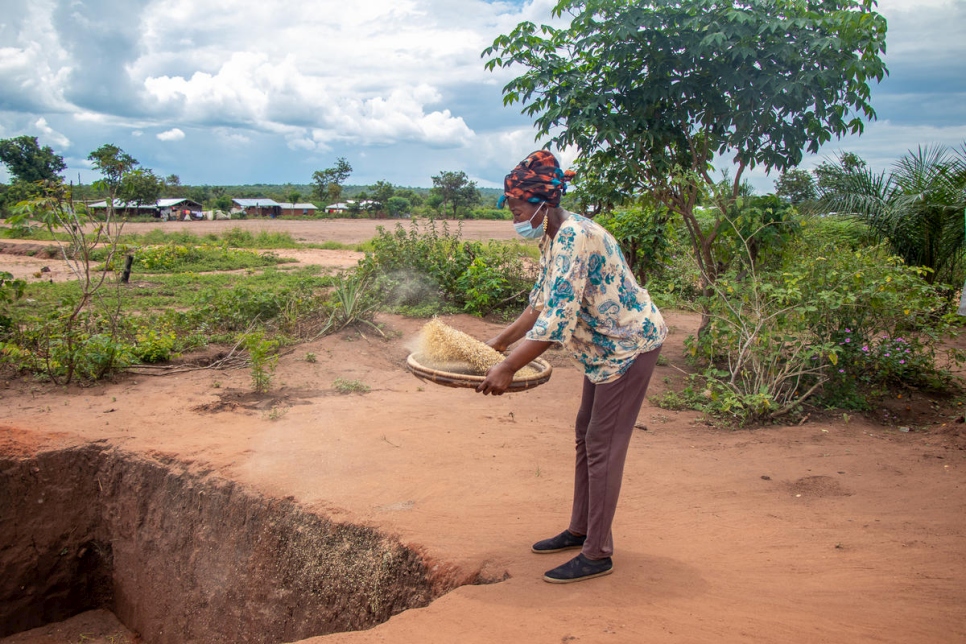 Antoinette, une agricultrice congolaise, élimine les écorces de riz sur son terrain dans l'installation de Lôvua, en Angola. 